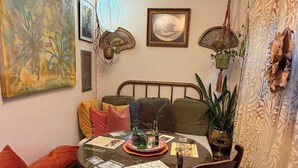 Un'accogliente sala da pranzo con un tavolo rotondo, sedie e un lampadario.