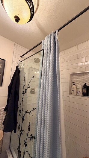 Shower, hair dryer, bidet, towels - Charming Historical 2-Bedroom Home in Wonderful San Diego✨ (San Diego)