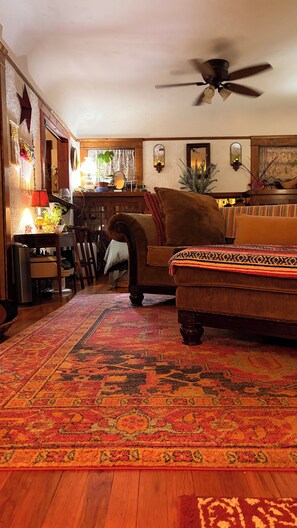TV, fireplace - Charming Historical 2-Bedroom Home in Wonderful San Diego✨ (San Diego)