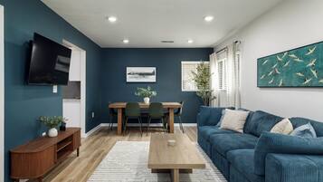 Smart TV, table tennis