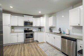 Frigorifero, microonde, forno, piano cottura