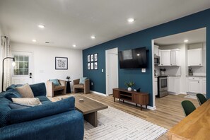 Una Smart TV, una mesa de tenis de mesa