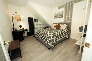 1 habitación, tabla de planchar con plancha, cuna de viaje y wifi