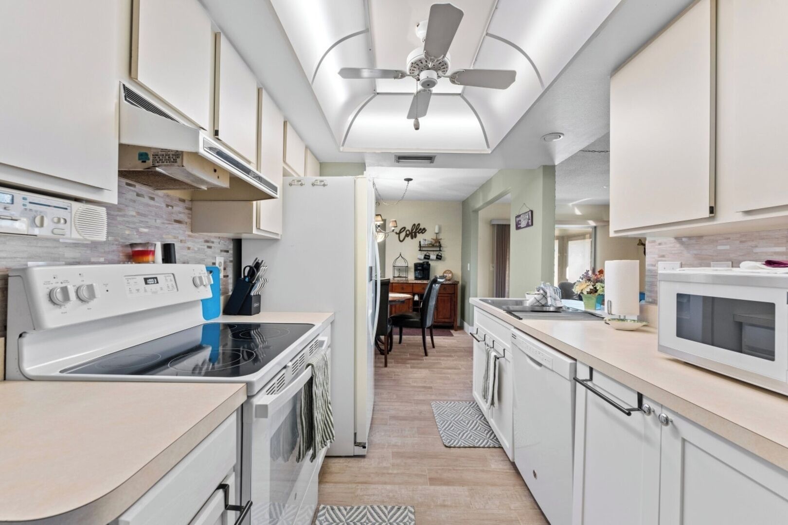 Kjøleskap, mikrobølgeovn, ovn og kokeplater