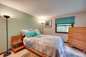 Silitysrauta/-lauta, vauvan matkasänky, Wi-Fi, vuodevaatteet