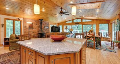 Beachfront Cabin - Kayaks - Community Amenities!