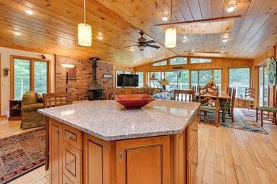 Beachfront Cabin - Kayaks - Community Amenities!