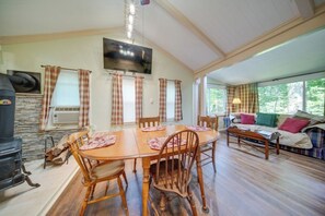 Dining - Earth's River Retreat: Kayaks, Wineries and GOTL (Austinburg Township)