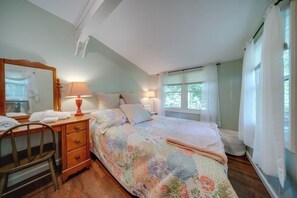 2 bedrooms, travel crib, WiFi, bed sheets - Earth's River Retreat: Kayaks, Wineries and GOTL (Austinburg Township)