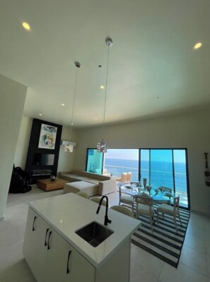 Interior - Penthouse Oceanview | Jacuzzi + Infinity Pool, Gym (Playas de Rosarito)