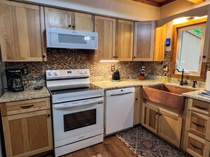 Jääkaappi, mikroaaltouuni, uuni, liesi