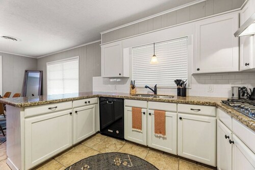 TX AandM| Fire Pit| Ping Pong| YES PETS| FAST Wi-Fi