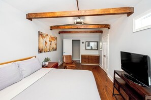 Tabla de planchar con plancha, cuna de viaje, wifi y ropa de cama 