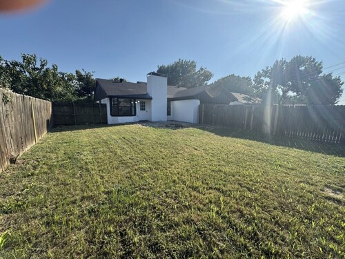 Fenced Yard • Fire pit • Fireplace • Pet Friendly