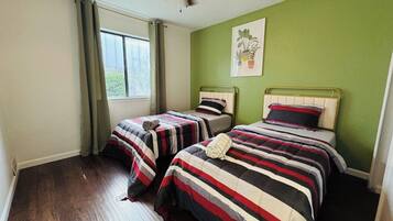 Tabla de planchar con plancha, wifi y ropa de cama