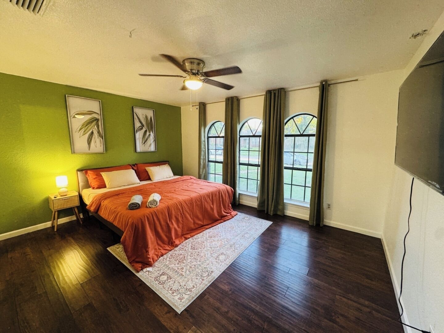 Iron/ironing board, WiFi, bed sheets