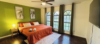 Fenced Yard • Fire pit • Fireplace • Pet Friendly