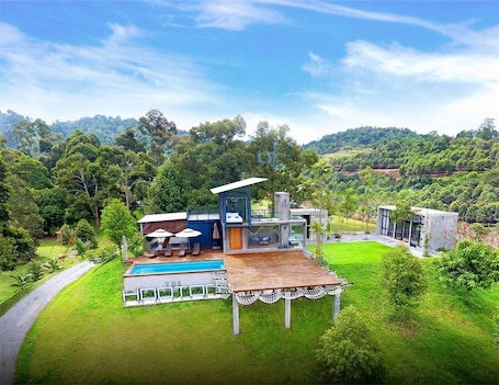 Villa Aegolius. The Hooton Retreat