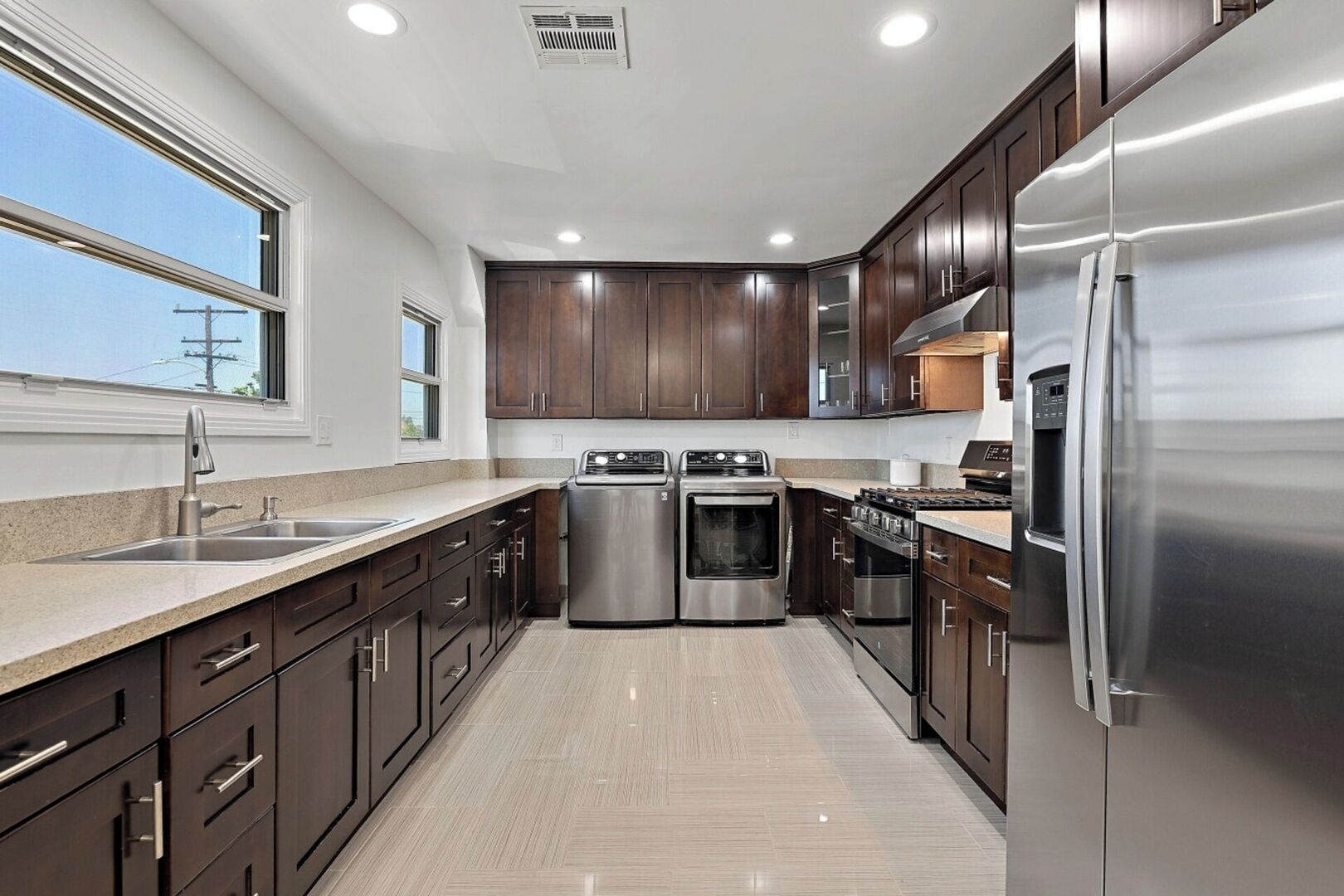 Kylskåp, mikrovågsugn, ugn och spishäll