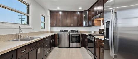 Refrigerador, microondas, horno y parrilla de estufa