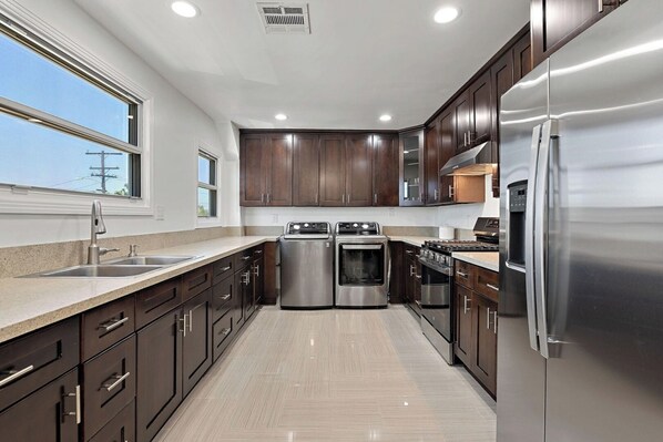 Køleskab, mikrobølgeovn, ovn, kogeplade