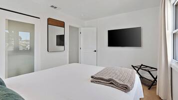 Tabla de planchar con plancha, wifi y ropa de cama