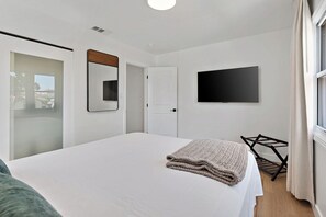 Tabla de planchar con plancha, wifi y ropa de cama 