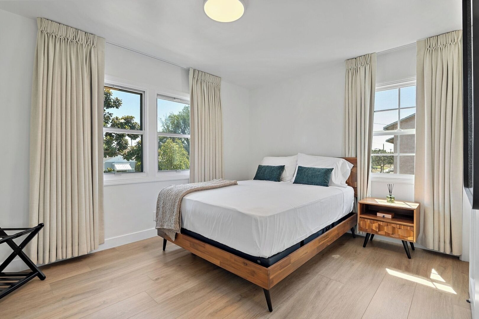 Tabla de planchar con plancha, wifi y ropa de cama 