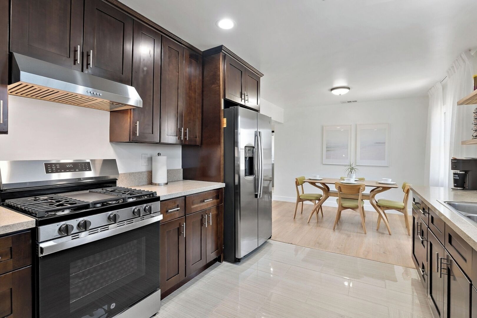 Kjøleskap, mikrobølgeovn, ovn og kokeplater