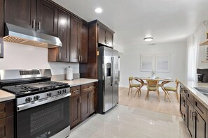 Køleskab, mikrobølgeovn, ovn, kogeplade