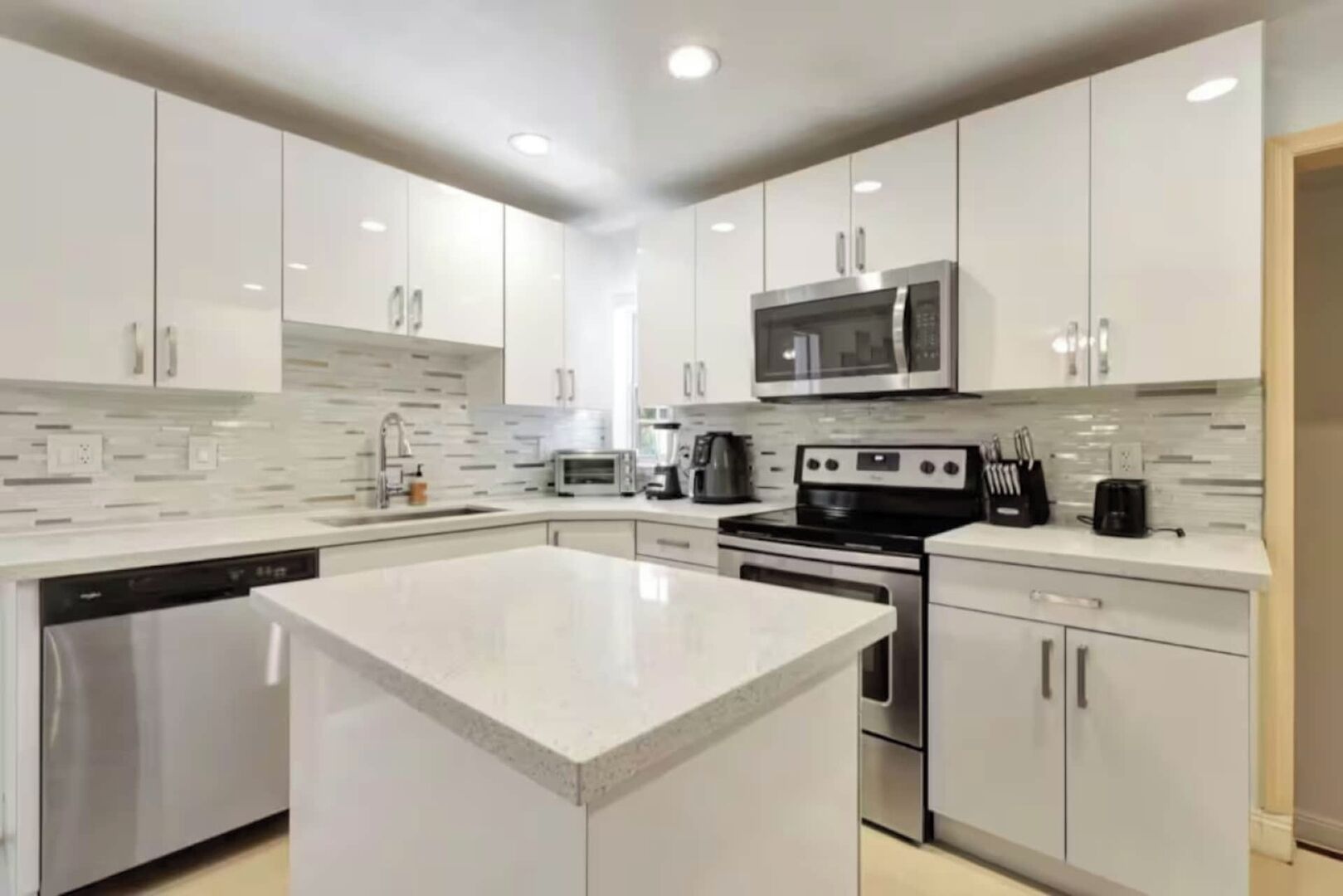 Jääkaappi, mikroaaltouuni, uuni, liesi