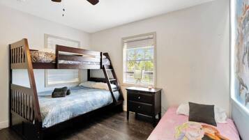 5 chambres, fer et planche à repasser, lit parapluie, Wi-Fi