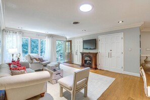 Televisión y chimenea 