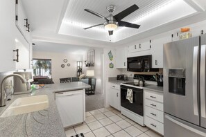 Geladeira, micro-ondas, fogão, cooktop