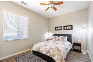 Tabla de planchar con plancha, cuna de viaje, wifi y ropa de cama 