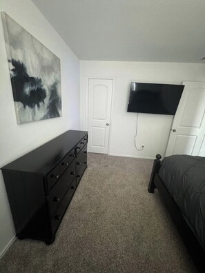 Fer et planche à repasser, lit parapluie, Wi-Fi, draps fournis