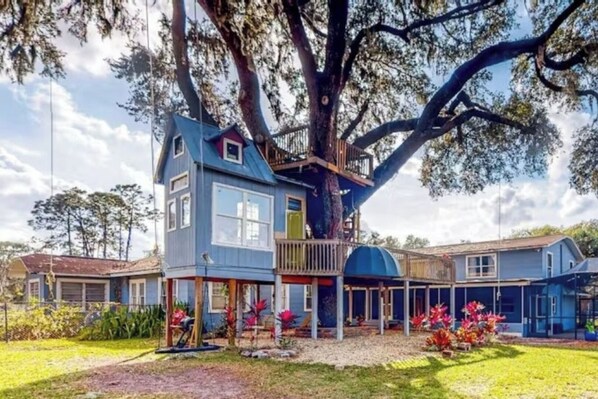Exterior - 8BR with Pool, Spa and Treehouse (Plant City)