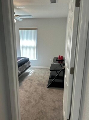 مكواة/لوح كي وواي فاي وملاءات أسرّة