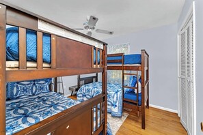 مكواة/لوح كي وسرير سفر وواي فاي وملاءات أسرّة