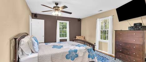 Ferros/tábuas de passar roupa, berço de viagem, Wi-Fi, roupa de cama