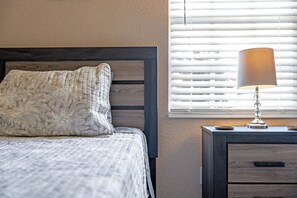 Silitysrauta/-lauta, Wi-Fi, vuodevaatteet