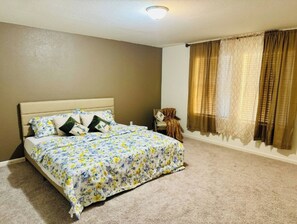 Iron/ironing board, WiFi, bed sheets - Fenced Yard • Foosball • Putting Green (Fort Worth)