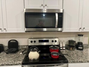 Fridge, microwave, oven, stovetop - Fenced Yard • Foosball • Putting Green (Fort Worth)