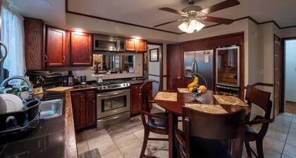 Walk to Downtown•Fire Pit•Backyard, Free Parking