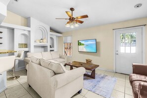 TV - Fenced Yard • Outdoor Lounge, Grill • Mini Library (Cape Coral)