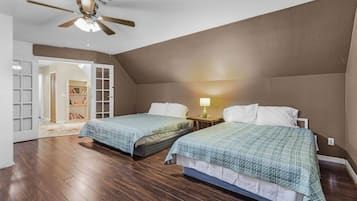 Tabla de planchar con plancha, wifi y ropa de cama