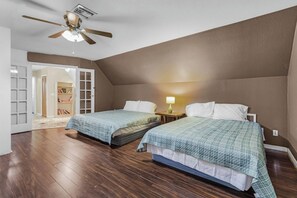 Tabla de planchar con plancha, wifi y ropa de cama