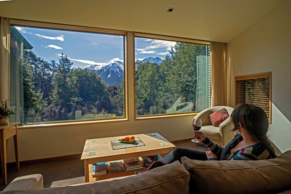Alpine View Lodges | Premium bedding, desk, free WiFi, bed sheets