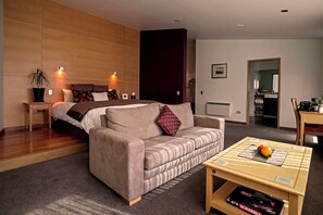 Alpine View Lodges | Premium bedding, desk, free WiFi, bed sheets