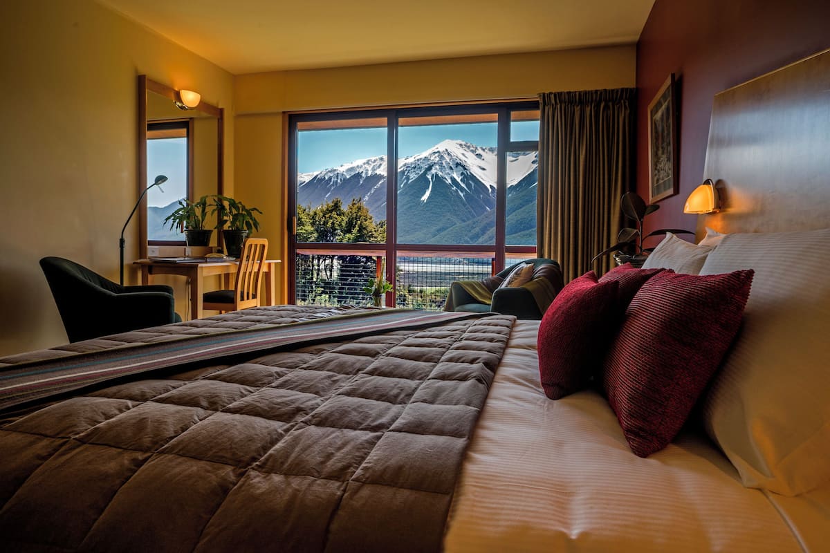 Mountain View (Located within Main Lodge) | Premium bedding, desk, WiFi (free), bed sheets